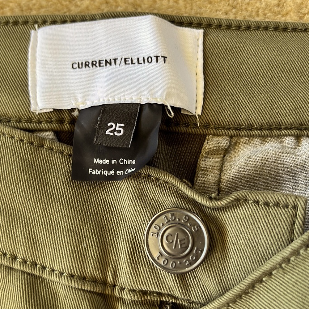 Current/Elliott army green trousers. Size 25. Great looking.
